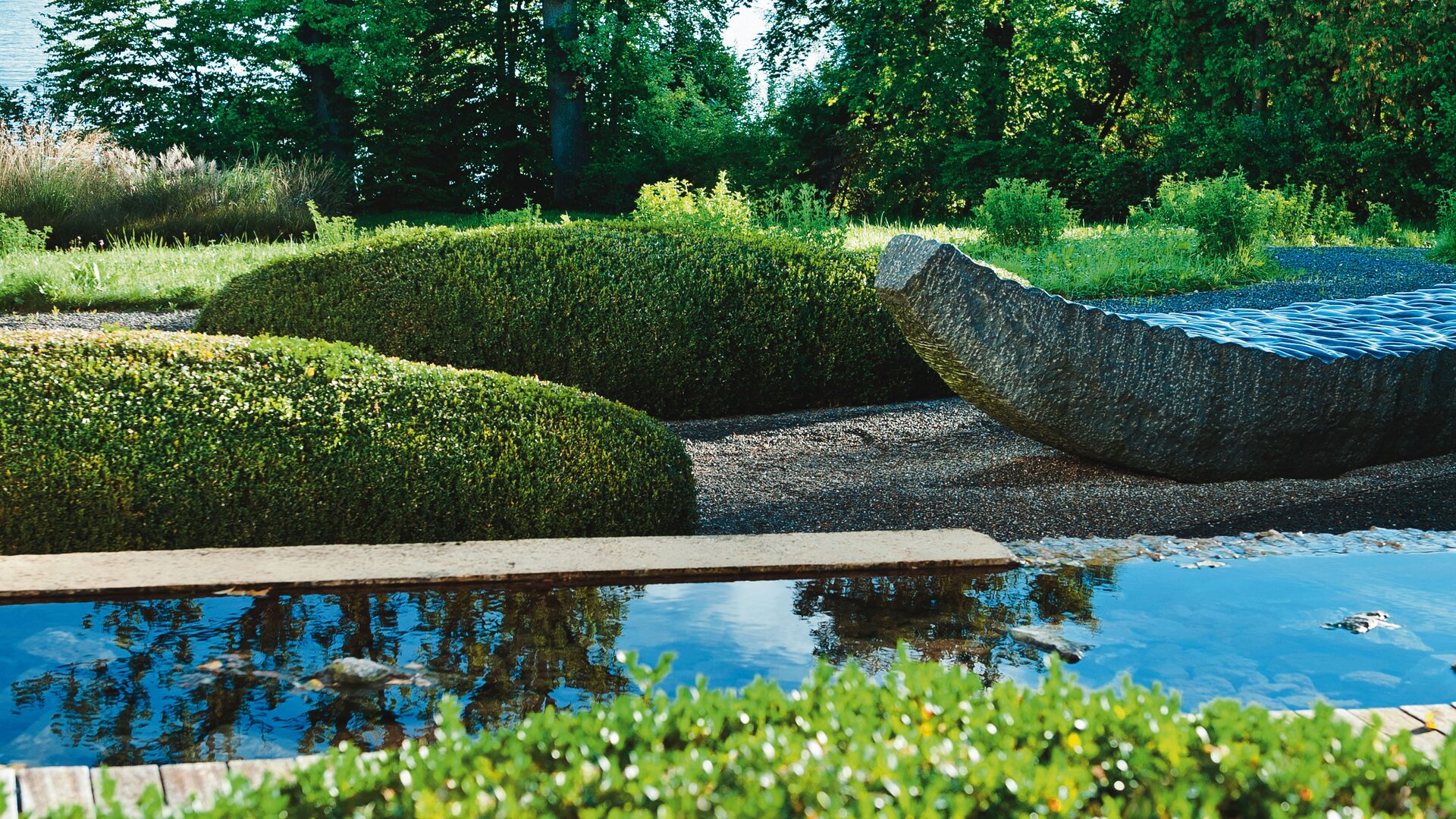 Längliche Buchselemente mit Wasserelement