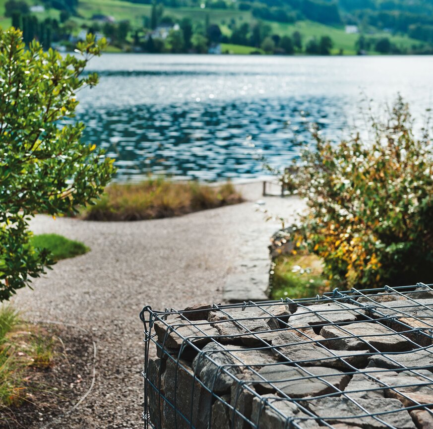 Wegführungen im Garten zum See