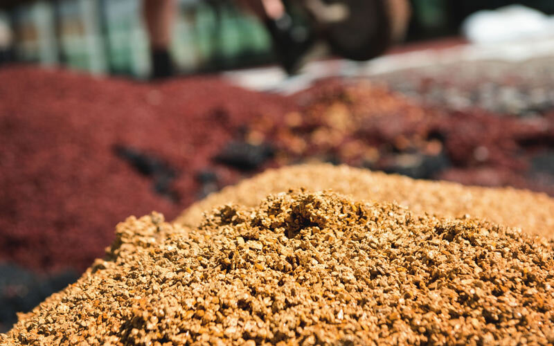 Sandhaufen für farbiger Belag
