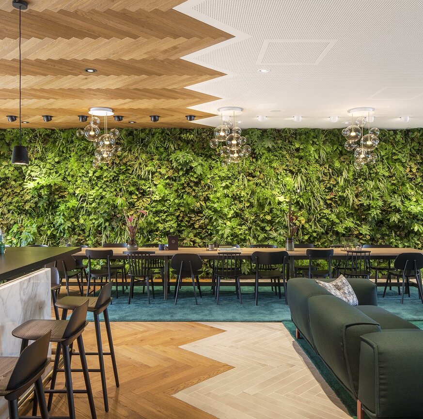 vertikaler Indoorgarten eines Restaurants