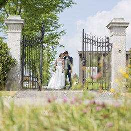 Hochzeitspaar im Gartenpark