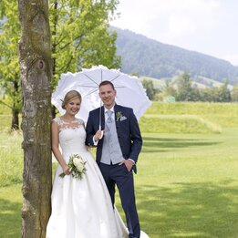 Hochzeitspaar im Gartenpark