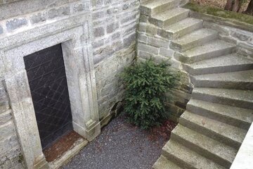 Eingang zu einem englischen Friedhof bei einem historischen Park
