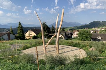 Kletterturm aus Holz auf Fallschutzbelag